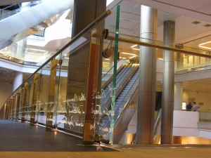 MONTECARLO GRIMALDI FORUM GLASS BALUSTRADING PARAPETTO IN VETRO CON INCISIONI